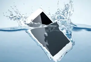 téléphone tombé dans l'eau, ne s'allume plus et l'écran noir téléphone tombé dans l'eau, ne s'allume plus et l'écran noir